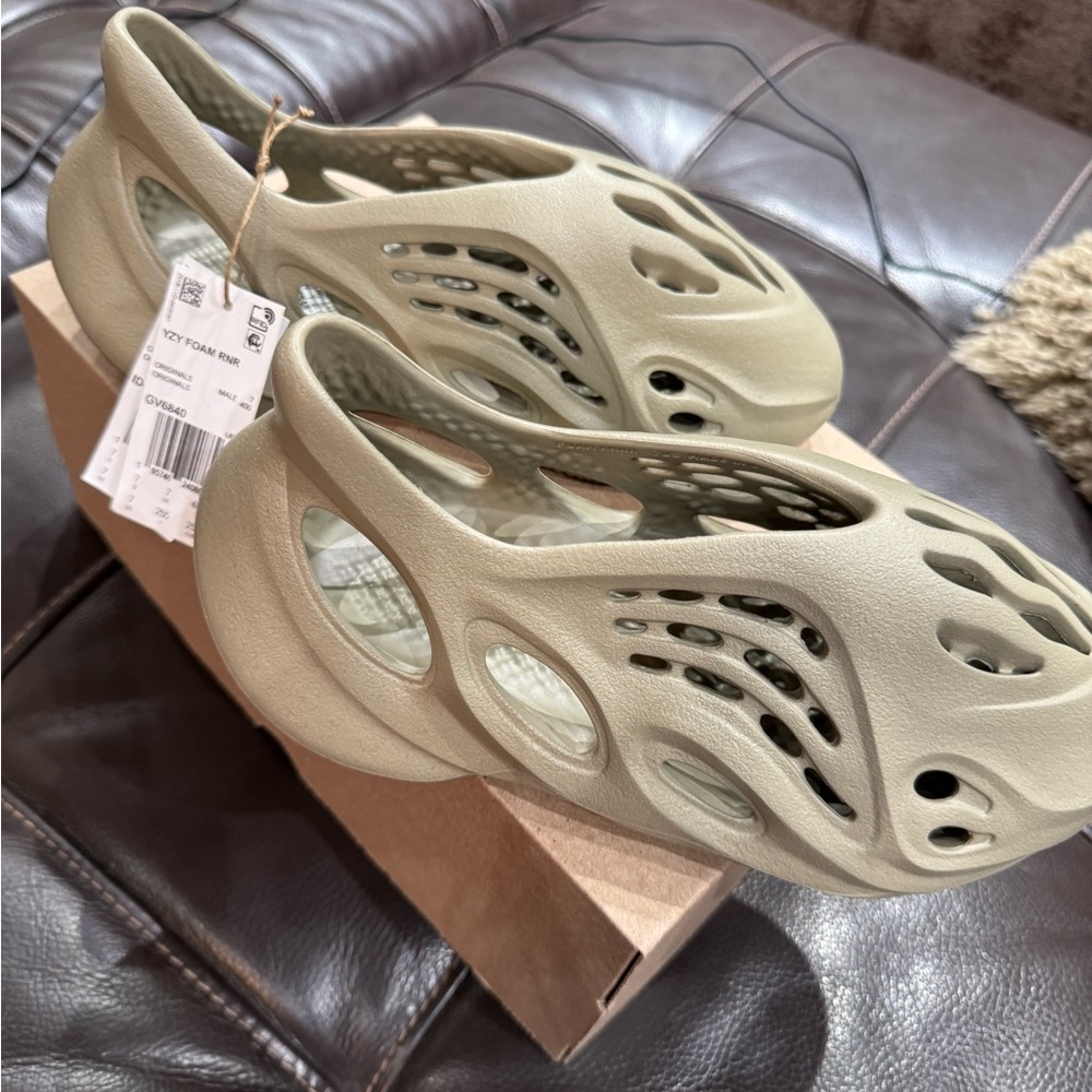 Stylish Yeezy Men's Shoes in Cream